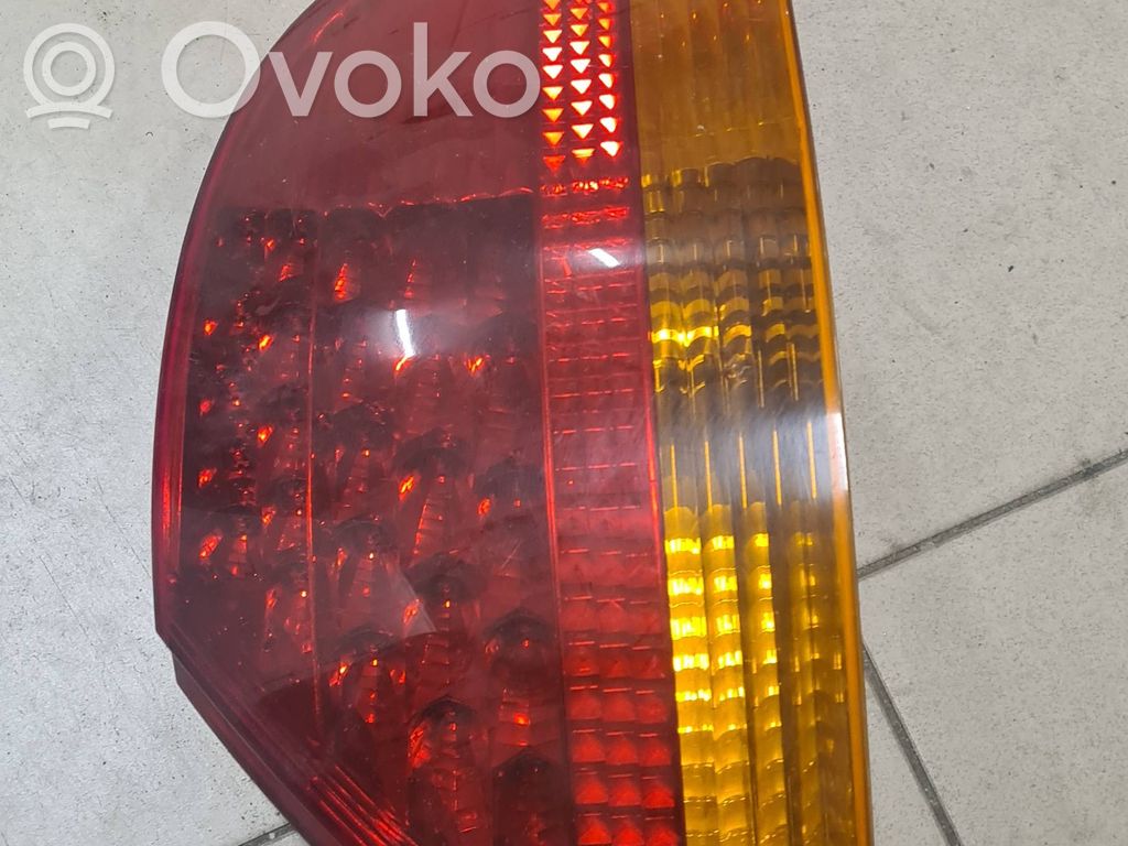 BMW 7 E65 E66 Galinis žibintas dangtyje 