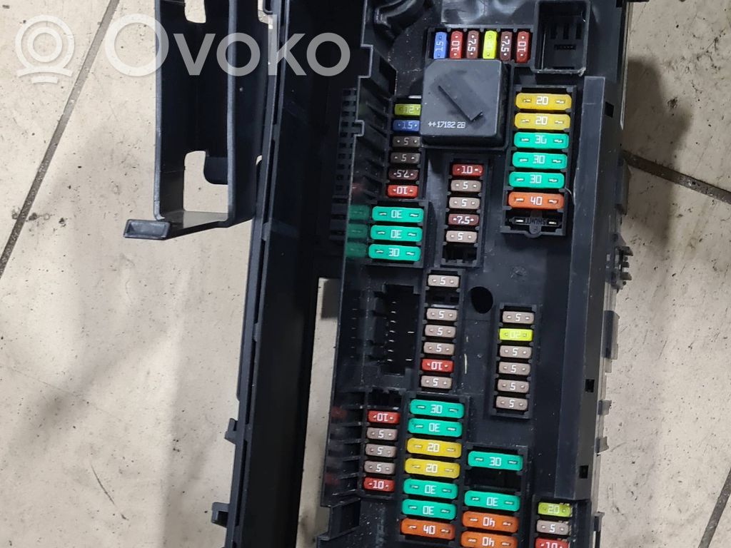 BMW 6 F12 F13 Saugiklių blokas 