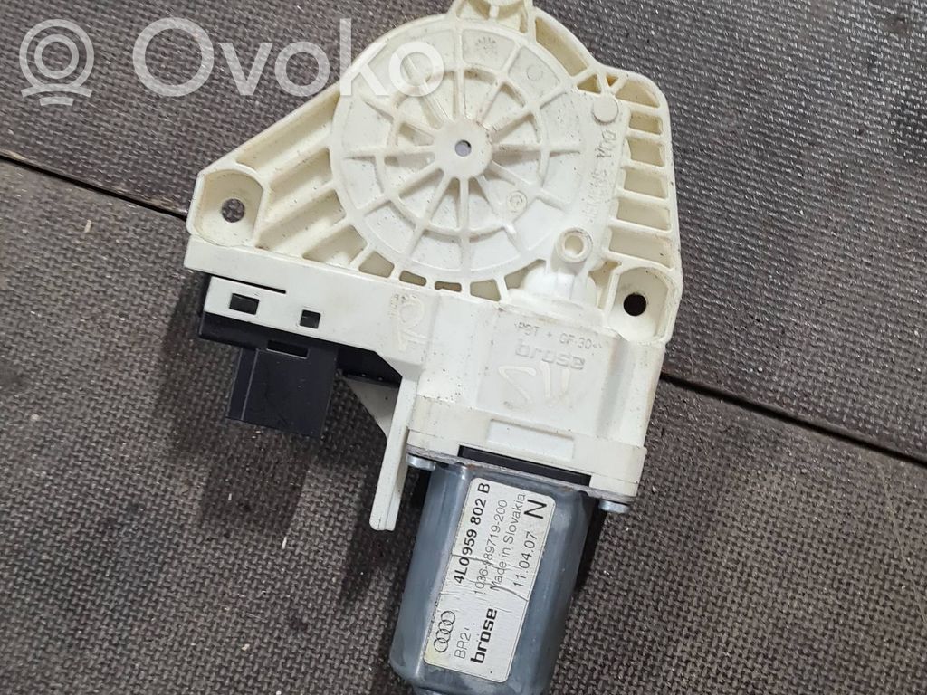 Audi Q7 4L Priekšpusē loga pacēlāja motoriņš 