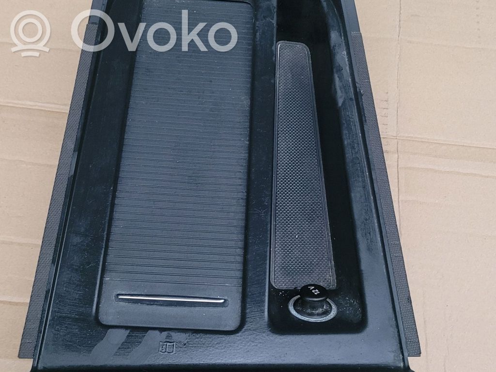 Audi e-tron Hansikaslokeron keskikonsoli 
