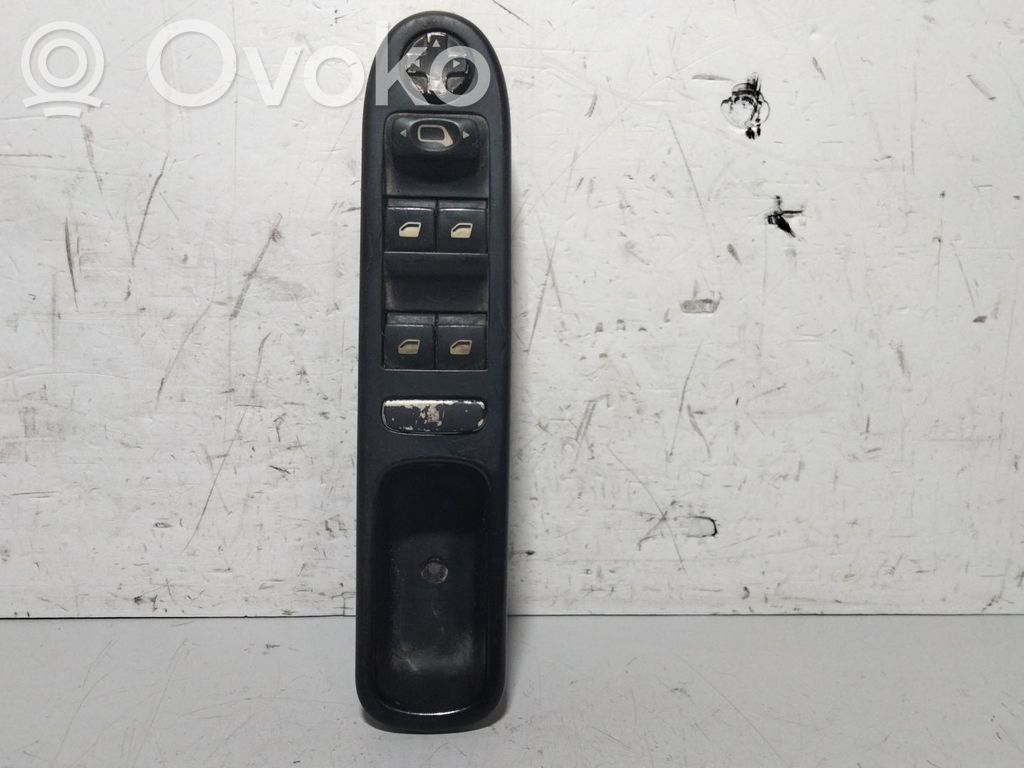 Peugeot 207 Electric window control switch 