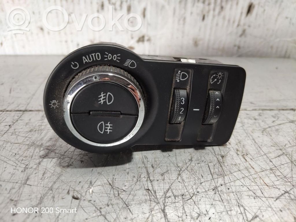 Light switch   13268702
