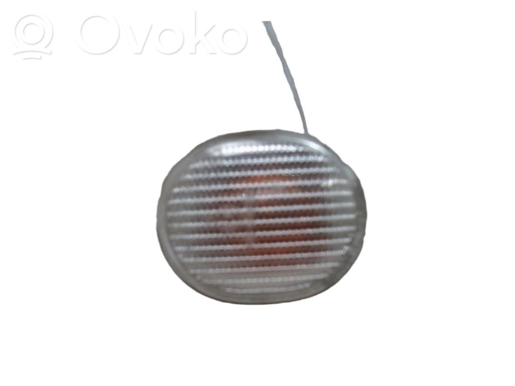 Daihatsu Trevis Semnalizator bară față 