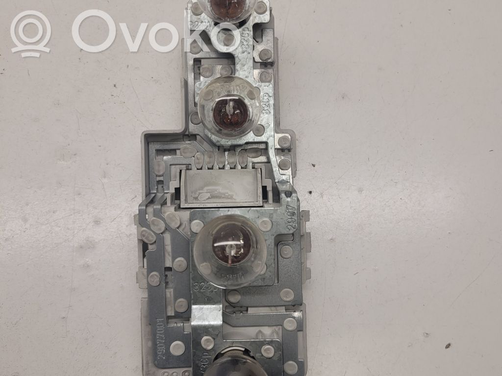 Audi A3 S3 8L Takavalon polttimon suojan pidike 