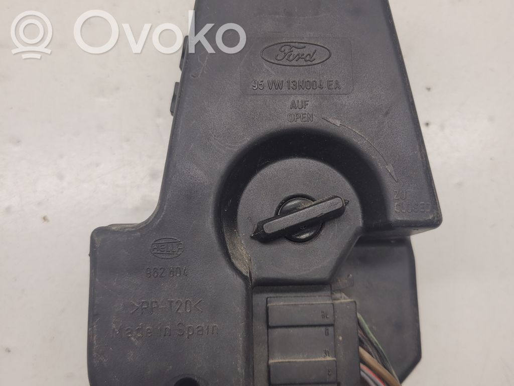 Ford Galaxy Takavalon polttimon suojan pidike 