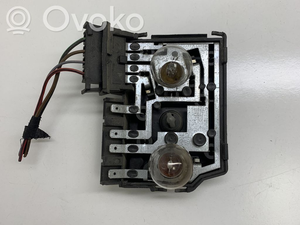 Audi 80 90 S2 B4 Takavalon polttimon suojan pidike 