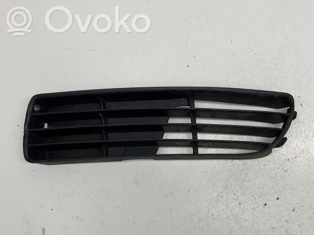 Audi A4 S4 B5 8D Etupuskurin alempi jäähdytinsäleikkö 