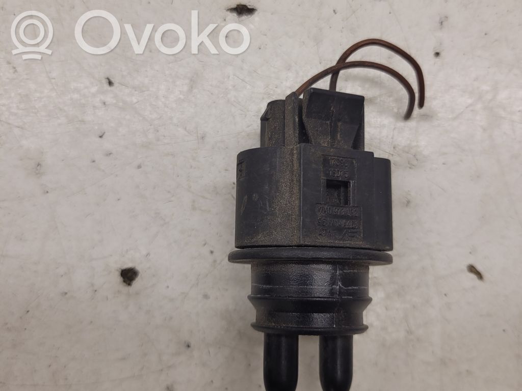 Volkswagen PASSAT B5 Sensor de nivel del líquido limpiaparabrisas 