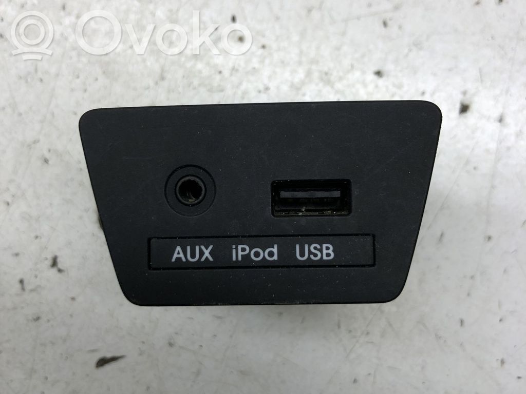 Hyundai ix35 Enchufe conector entrada auxiliar 