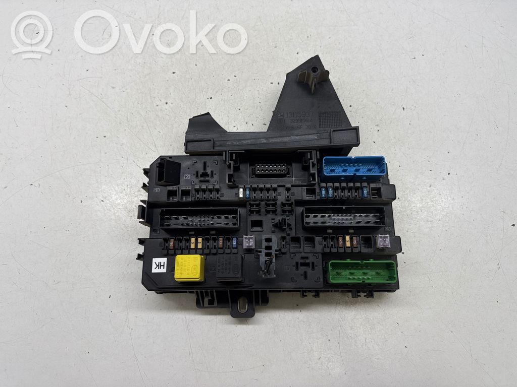 Opel Astra H Módulo de fusible 