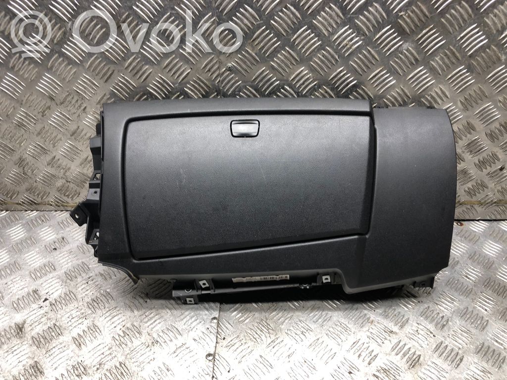 BMW 1 E81 E87 Daiktadėžės (bordačioko) komplektas 