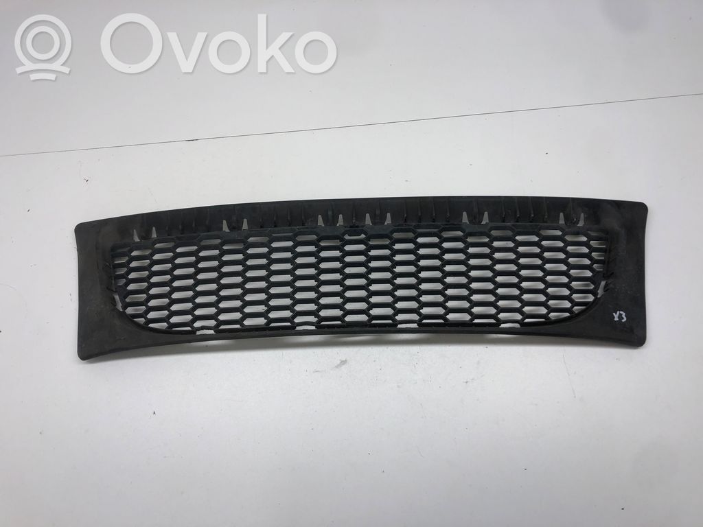 BMW X3 E83 Etupuskurin alempi jäähdytinsäleikkö 