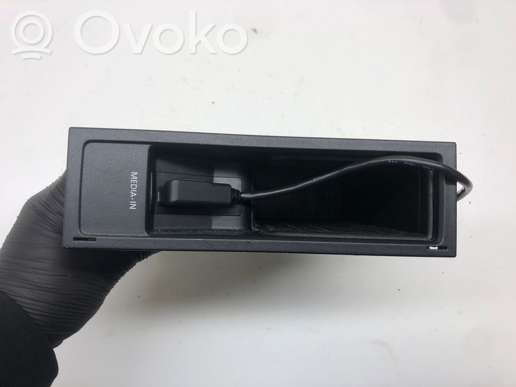 Skoda Octavia Mk2 (1Z) USB-pistokeliitin 