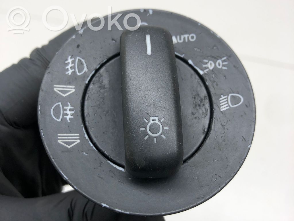 Lukturu slēdzis   4E0941531