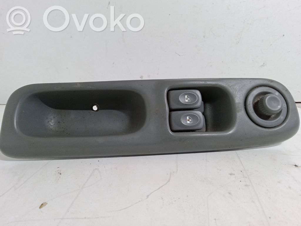 Renault Twingo I Electric window control switch 