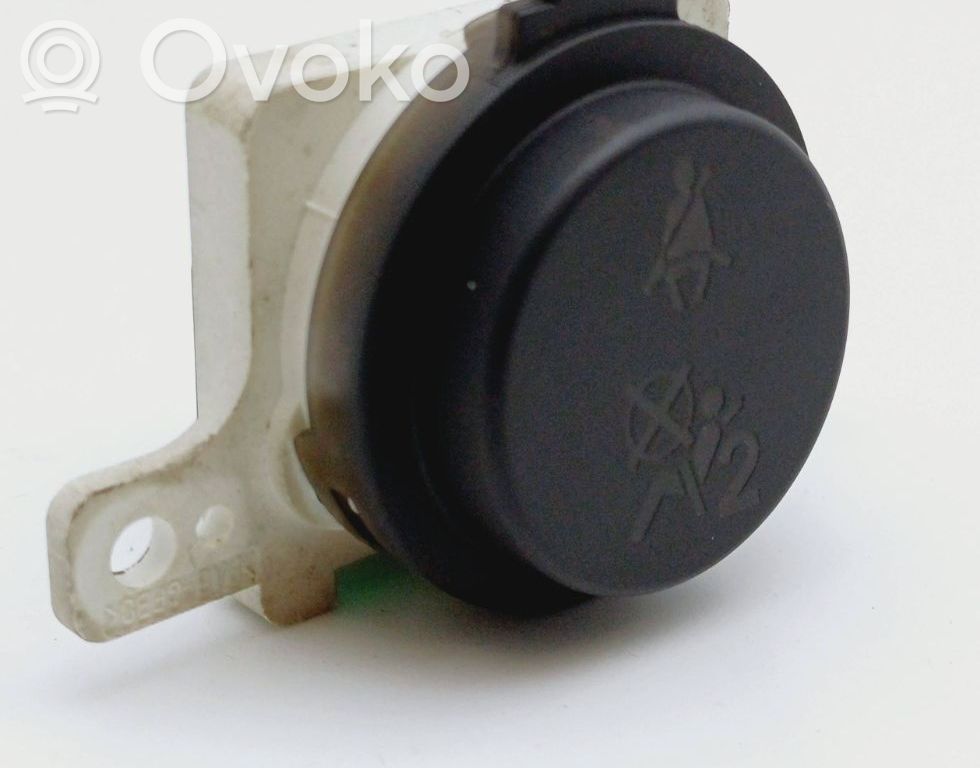 Nissan Note (E11) Passenger airbag on/off switch 