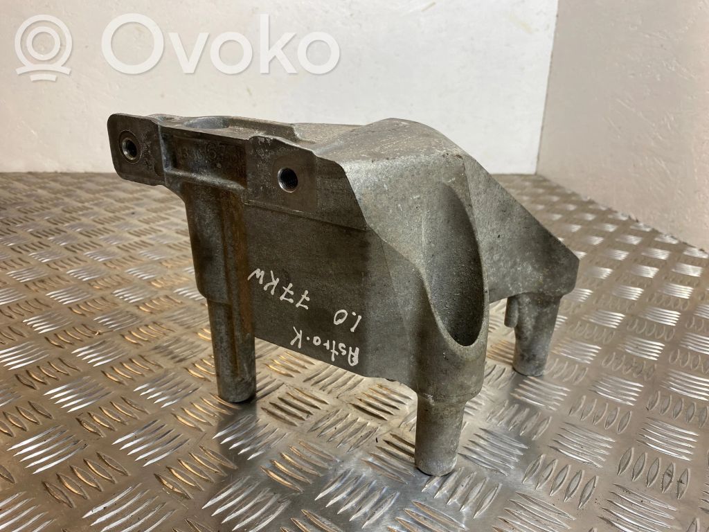 Opel Astra K Engine mounting bracket 