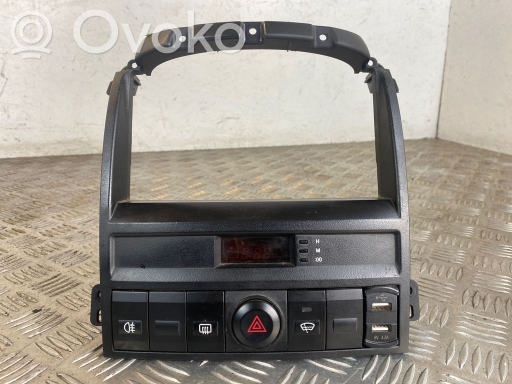 KIA Sorento Radio/GPS head unit trim 