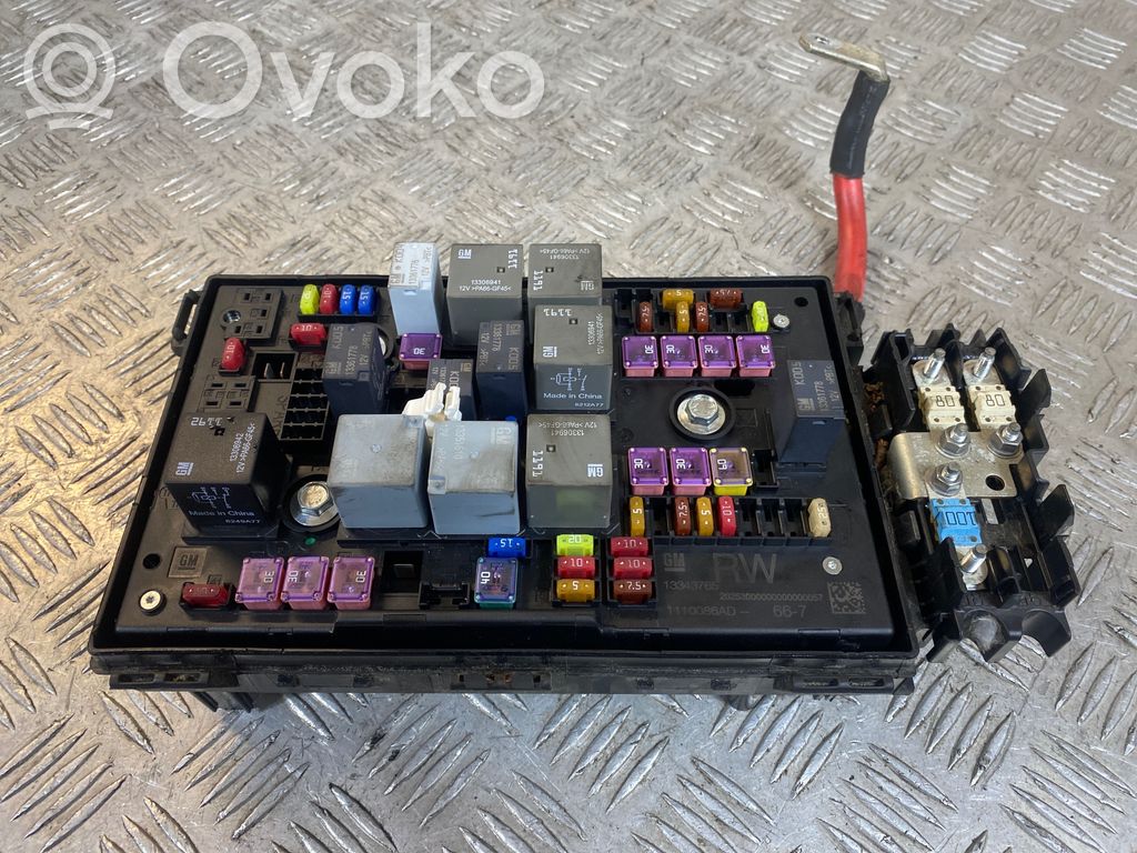 Opel Astra J Fuse module 
