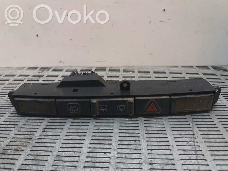 Botón interruptor de luz de peligro   04685925AA
