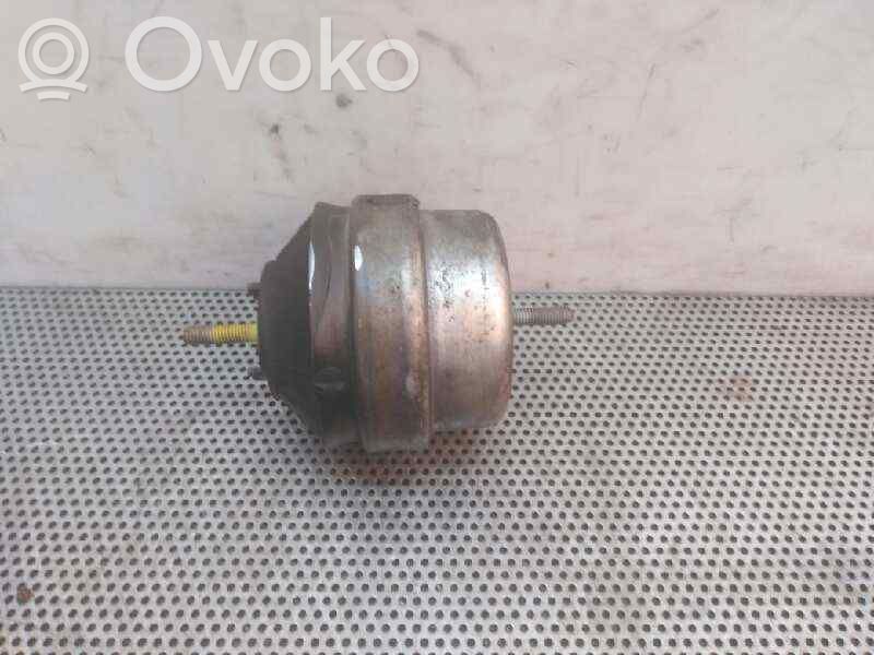 Engine mount bracket   8D0199379AG
