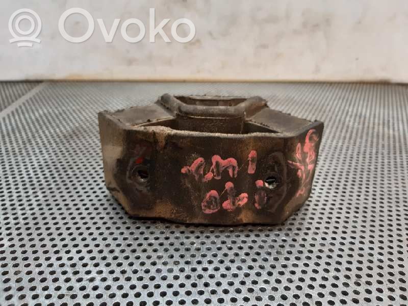 Wspornik / Mocowanie silnika   742753