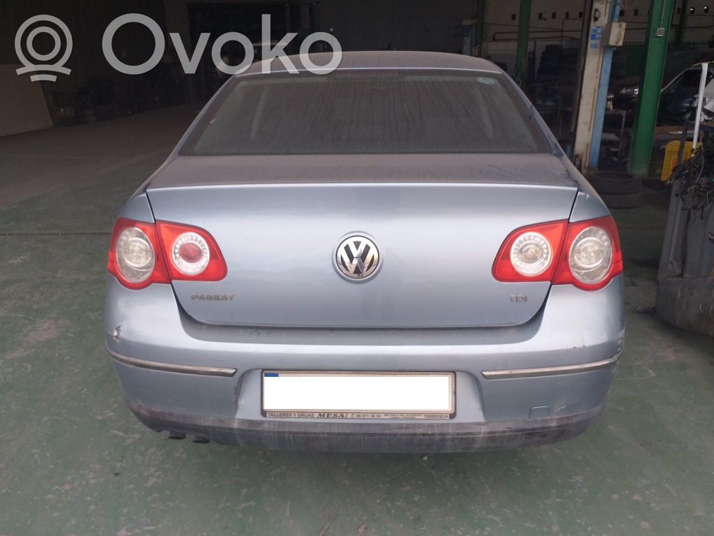 Volkswagen PASSAT B6 Lampă spate în capacul portbagajului 