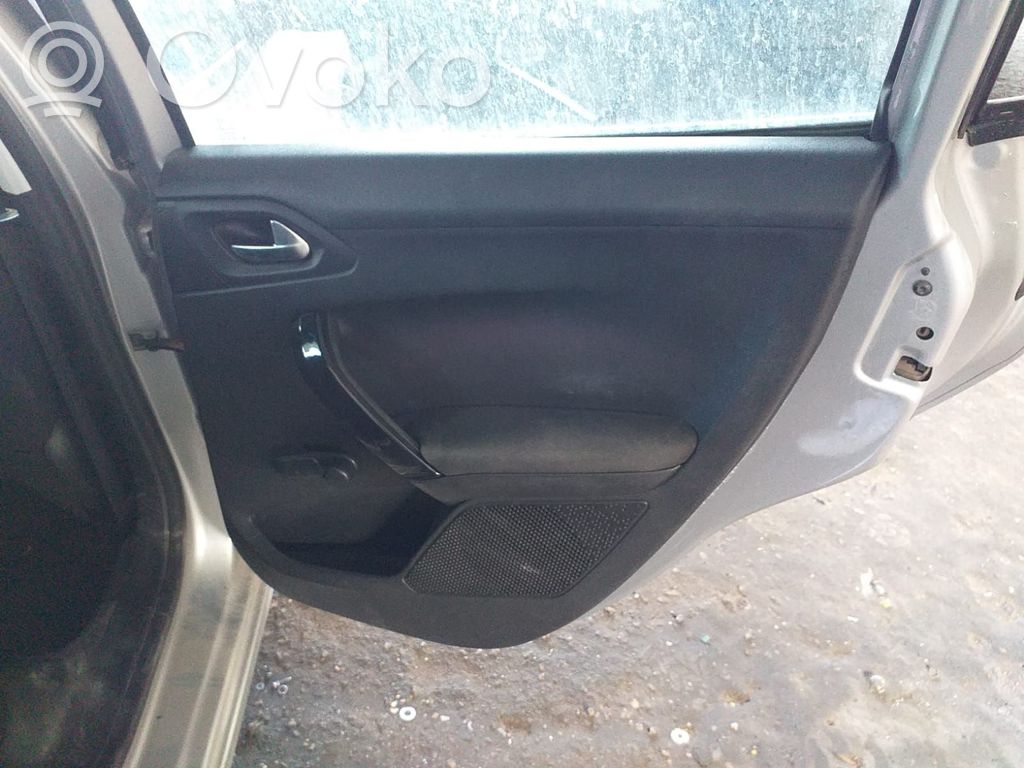 Regulador manual de la ventanilla trasera