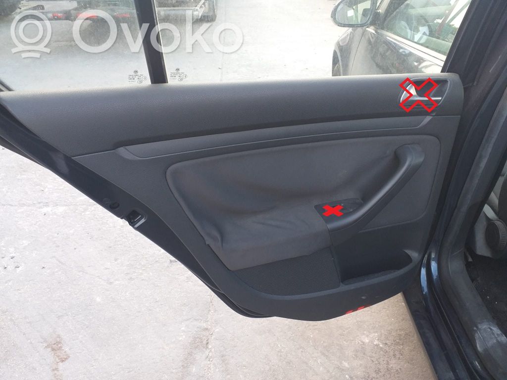 Moldura del tarjetero de la puerta trasera
