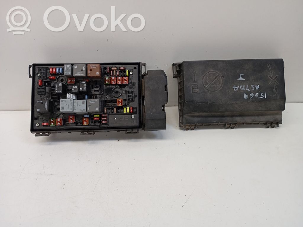 Opel Astra H Ramka / Moduł bezpieczników