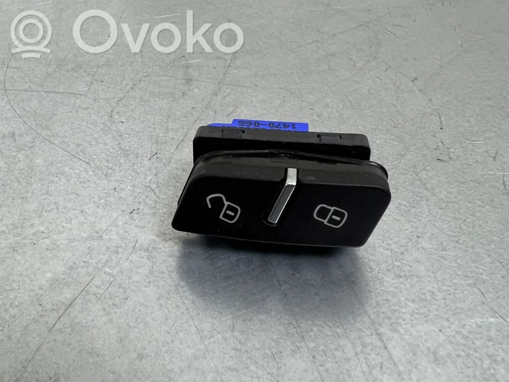 Volkswagen Touareg II Przycisk centralnego zamka 