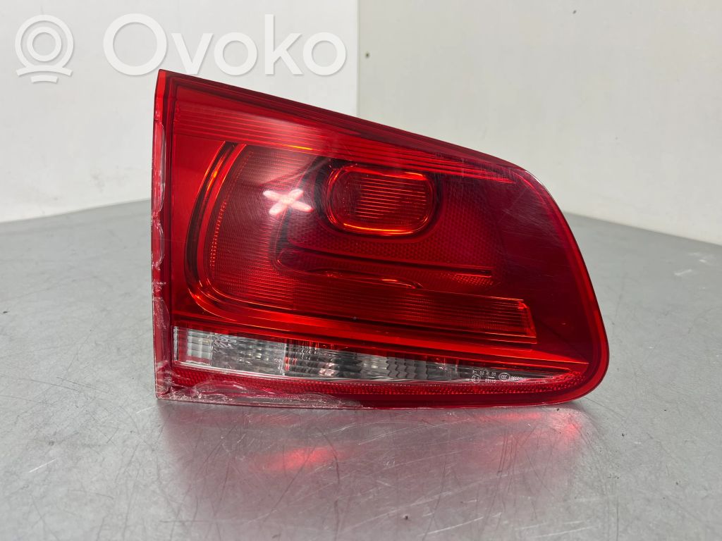 Lampy tylnej klapy bagażnika   7P6945093A