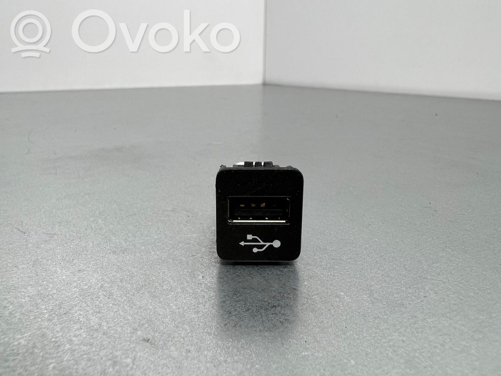 BMW 3 G20 G21 USB socket connector 