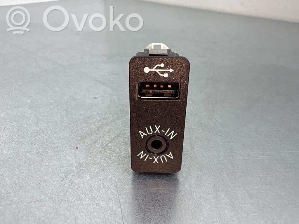 BMW 5 F10 F11 USB socket connector 