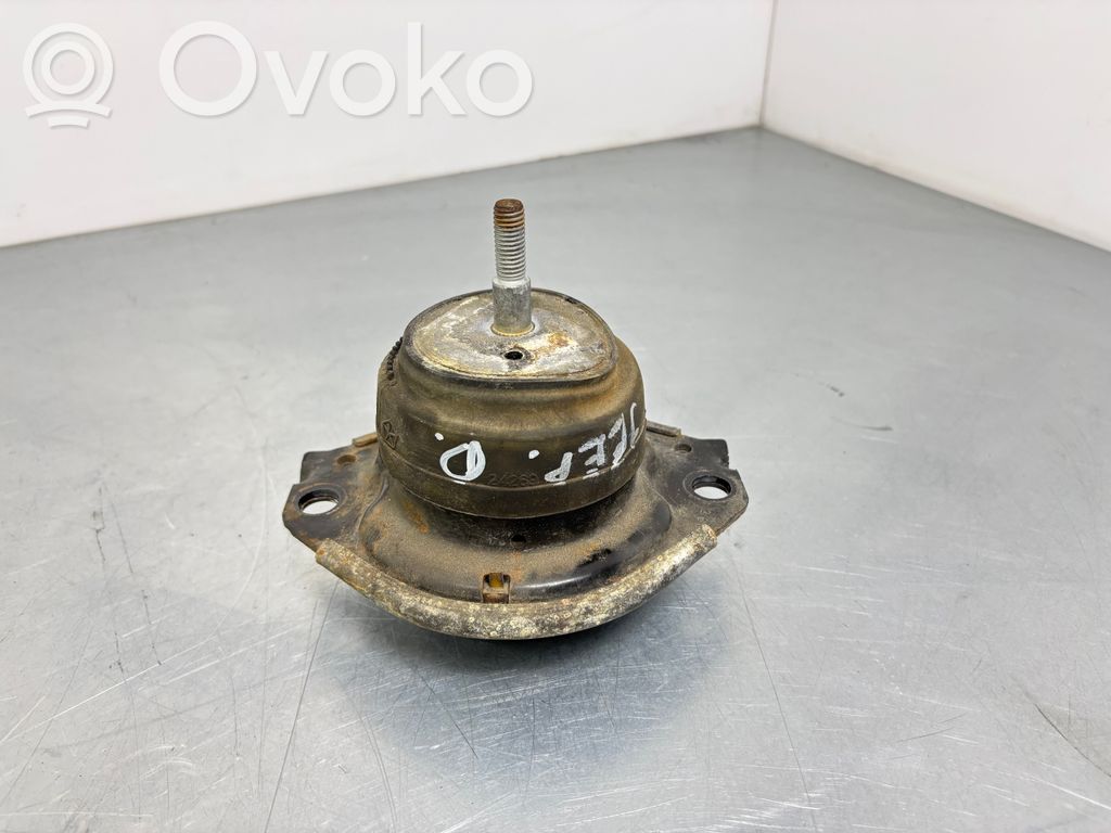 Jeep Grand Cherokee Engine mount bracket 