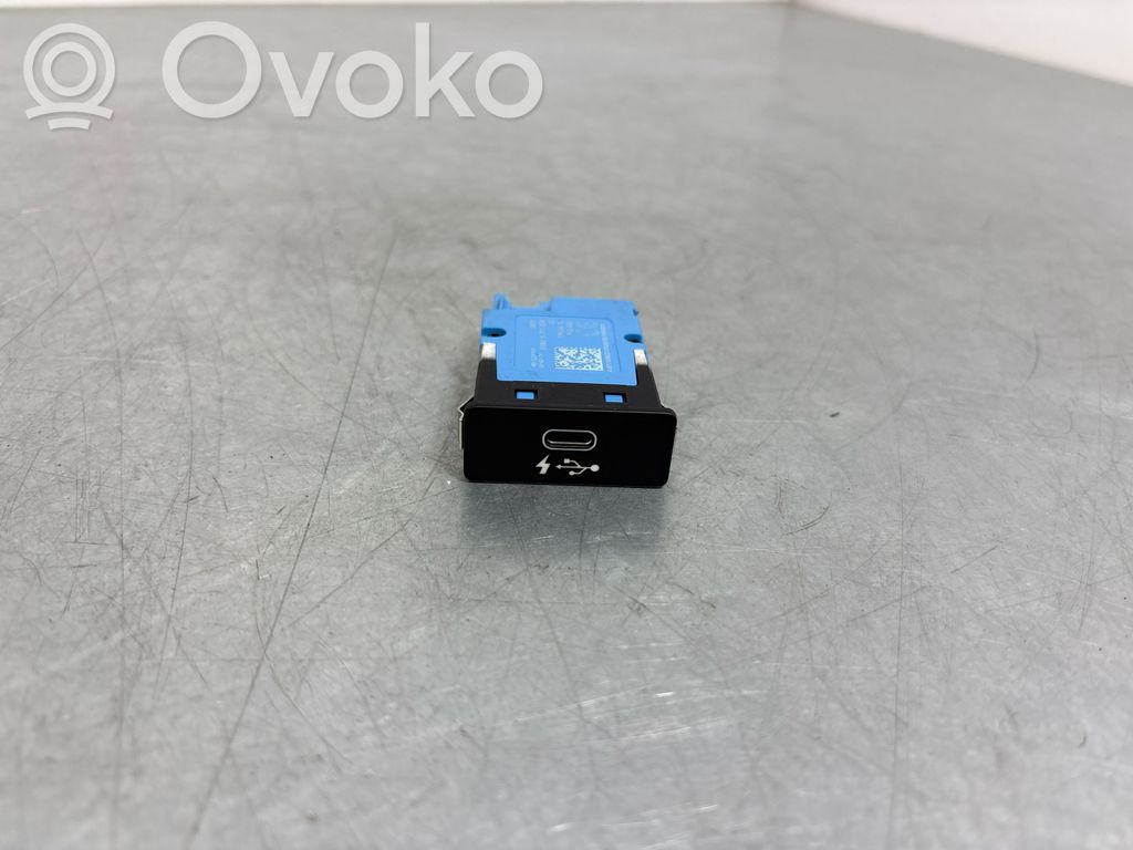 BMW 3 G20 G21 USB socket connector 