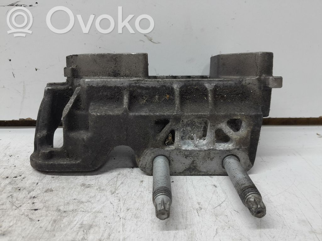 Volvo V40 Engine mounting bracket 