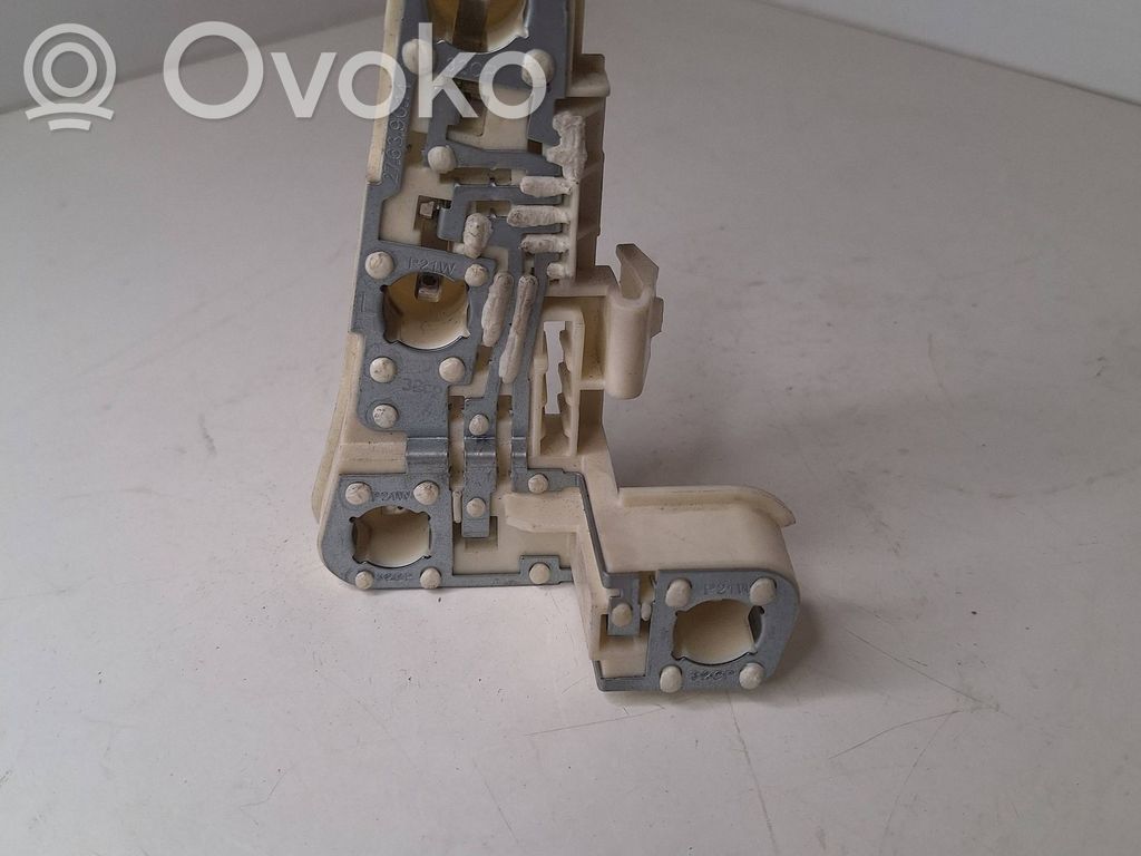 Takavalon polttimon suojan pidike   6837473