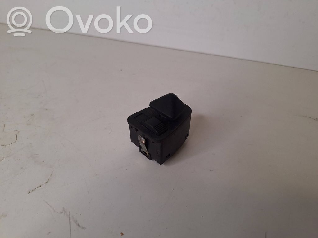 Wing mirror switch   8373691