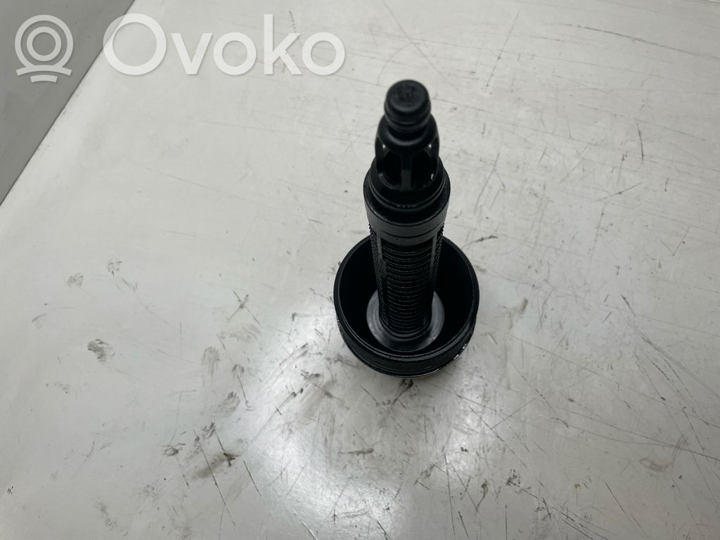 Oil filter cover   7789323