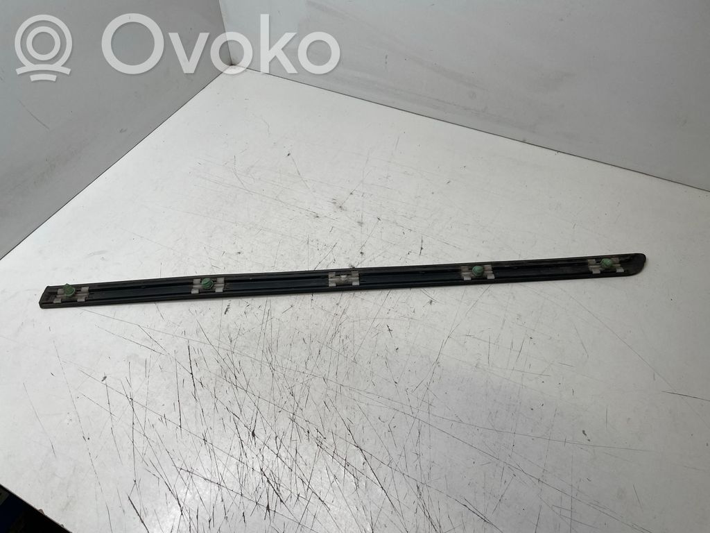 BMW 3 E46 Takaoven lista (muoto) 