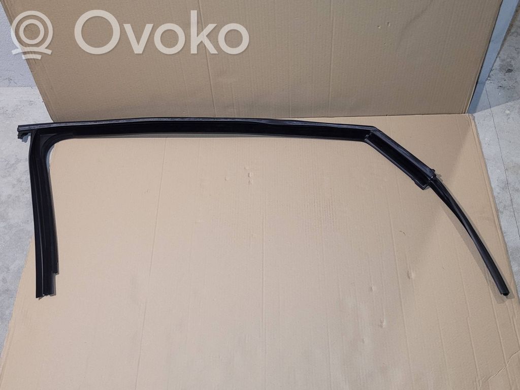 Volkswagen Golf VII Uszczelka szyby drzwi przednich 