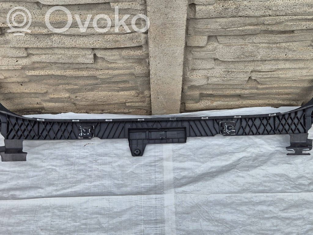 Audi Q3 F3 Soporte de montaje del parachoques trasero 