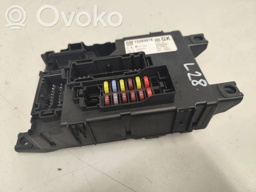Opel Corsa D Ramka / Moduł bezpieczników 