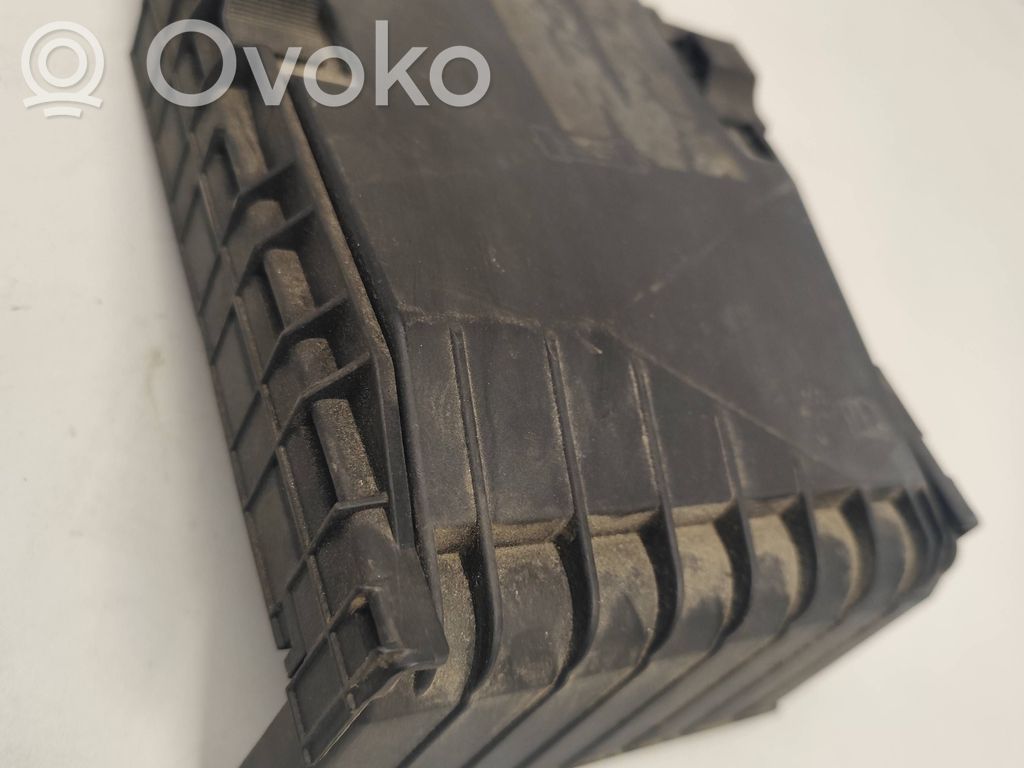 Volkswagen PASSAT B6 Pokrywa skrzynki bezpieczników 