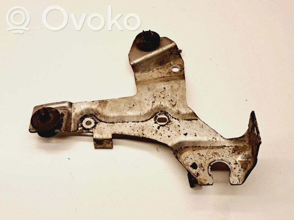 Engine mount bracket   8666203