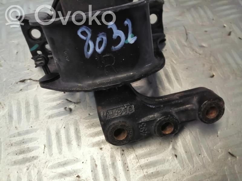 Engine mount bracket   00001807S3