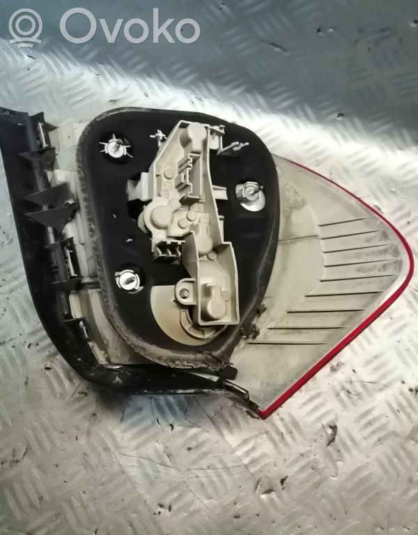 BMW 1 E81 E87 Aizmugurējais lukturis virsbūvē 
