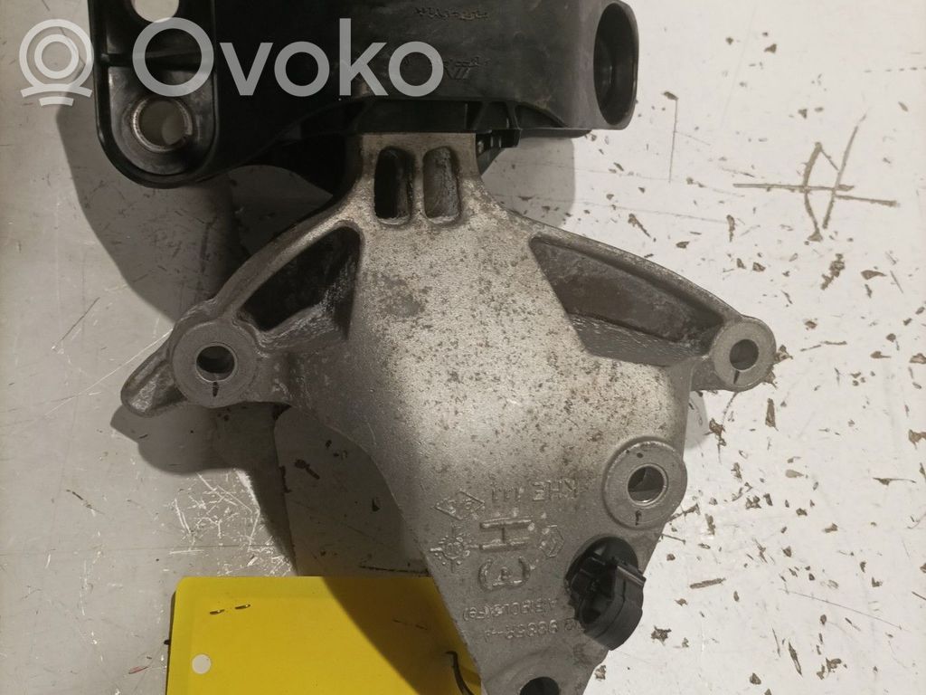 Renault Clio V Engine mount bracket 