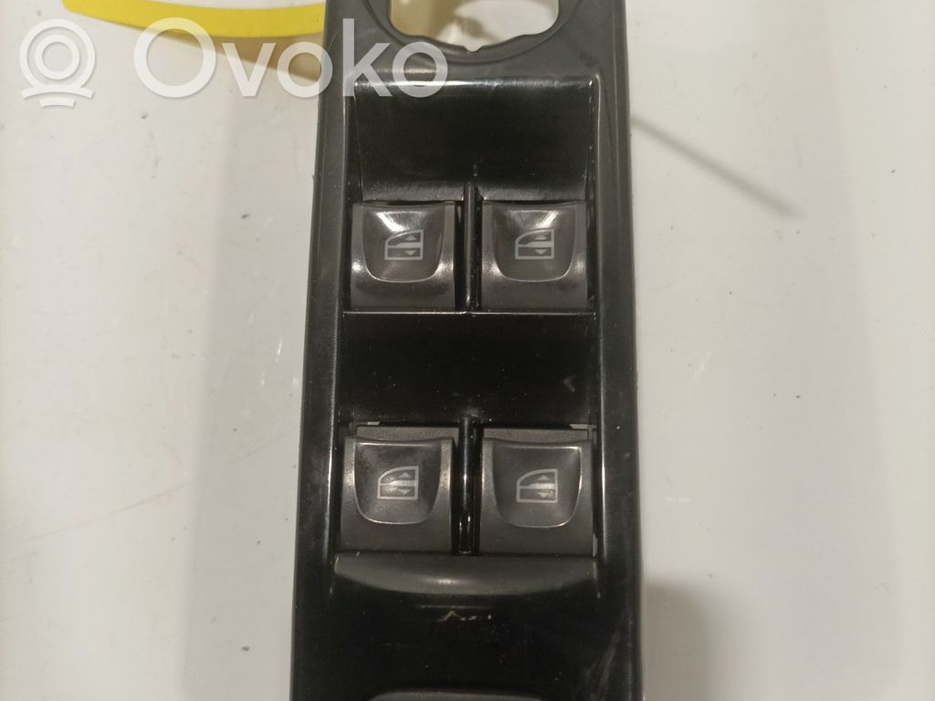 Renault Clio IV Electric window control switch 